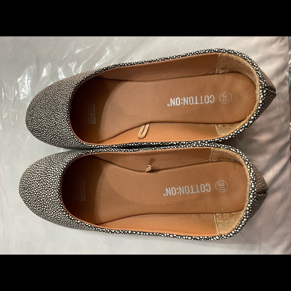 Like-New Black and White Flats - Picture 6 of 6